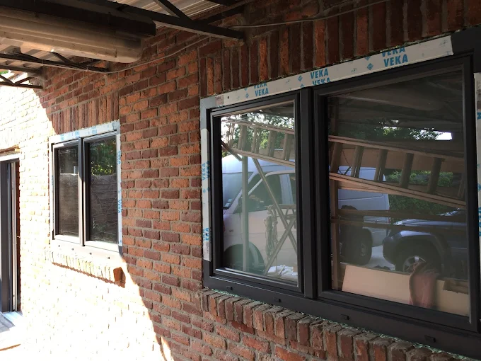 Zwarte ramen installatie